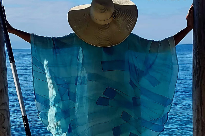 Poncho Sandilou peint à la main, face à la mer des Caraïbes