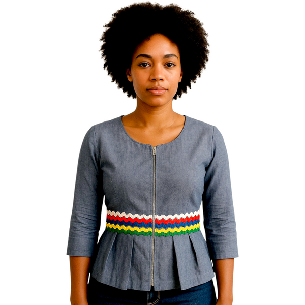 Blouse Karabela Yaya en coton gris-bleu et galon rikrak multicolore, Maison Kisqueya