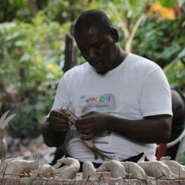 Émilien Blaise façonnant des oiseaux décoratifs à JacmelÉmilien Blaise