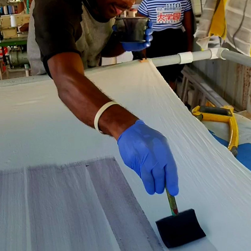Teinture d’un tissu à l’éponge dans l’atelier SandilouSandilou