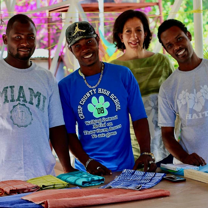 L’équipe de l’atelier Sandilou à Delmas, Haïti, autour de tissus teints à la mainSandilou