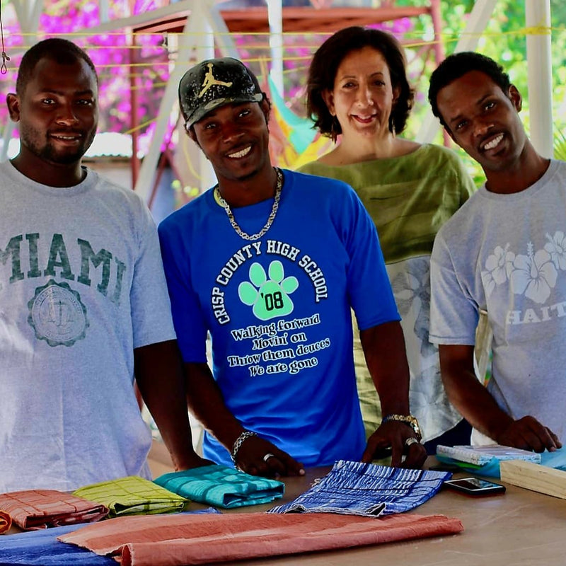 L’équipe de l’atelier Sandilou à Delmas, Haïti, autour de tissus teints à la mainSandilou