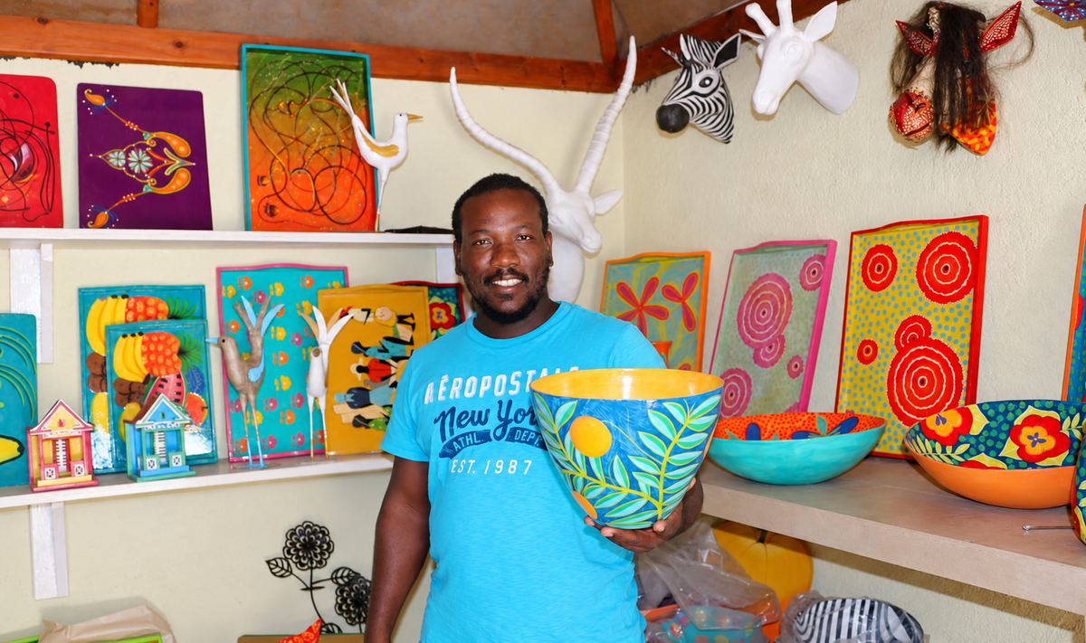 Émilien Blaise dans son atelier à Jacmel