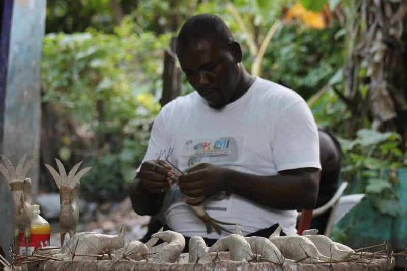 Émilien Blaise façonnant des oiseaux décoratifs à JacmelÉmilien Blaise