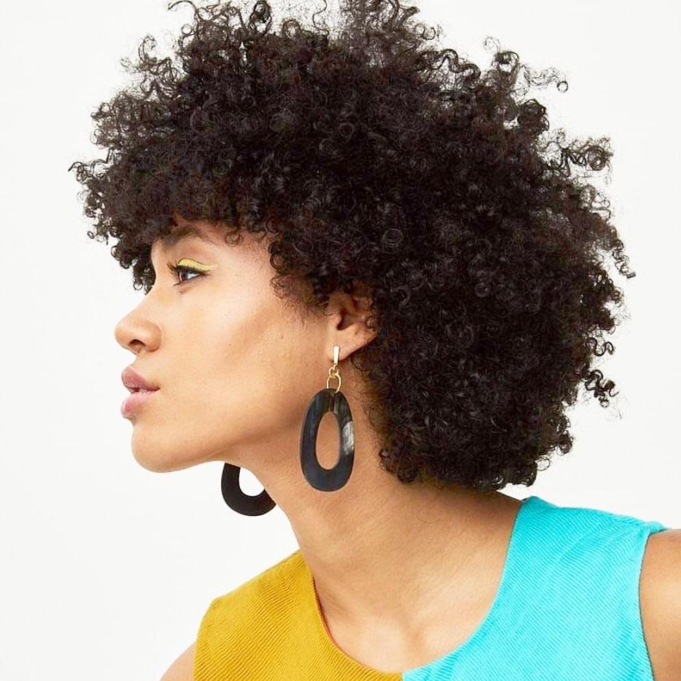 Boucles d’oreilles en corne portées de profil