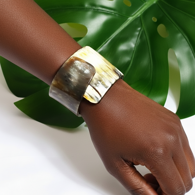 Bracelet Manchette Artisanal en Corne de Vache