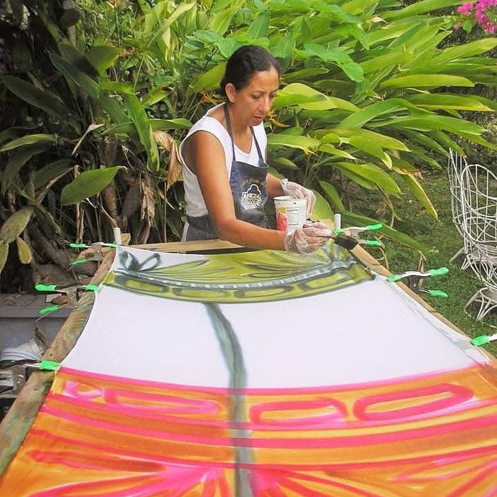 Sandra Russo peignant à main levée un grand tissu orange et roseSandilou