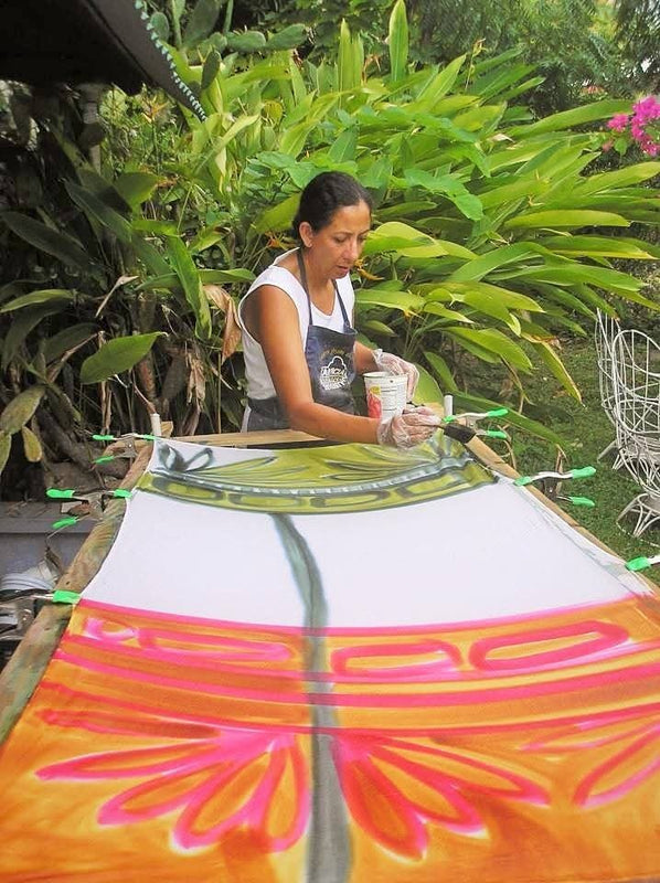 Sandra Russo peignant à main levée un grand tissu orange et roseSandilou