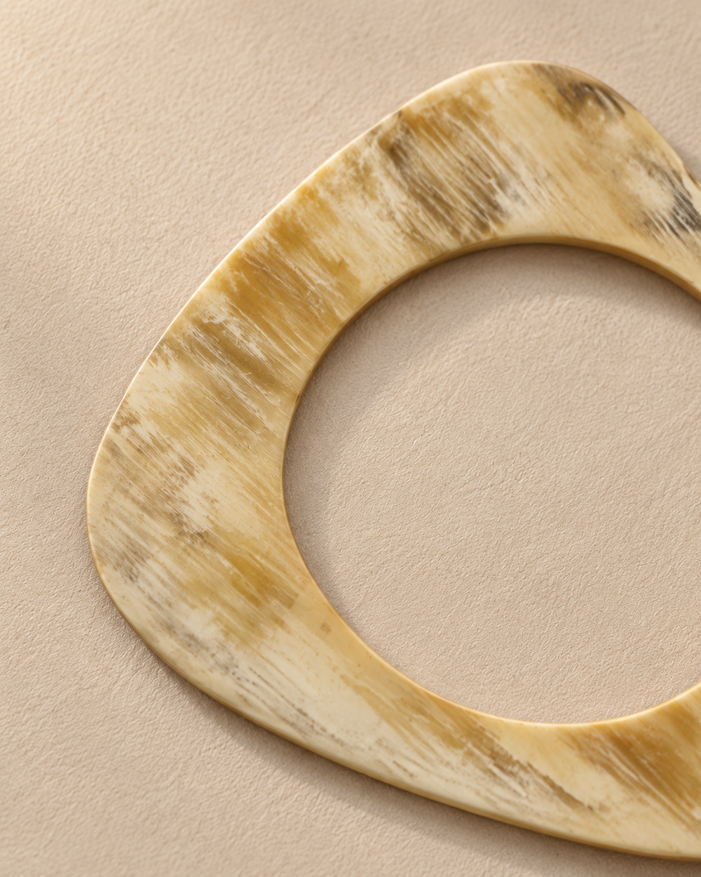 Détail du veinage miel et ivoire de la corne du bracelet Trocadéro