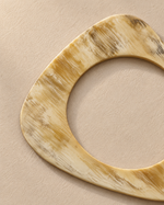 Détail du veinage miel et ivoire de la corne du bracelet Trocadéro