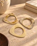 Composition des trois bracelets Trocadéro sur pierre claire