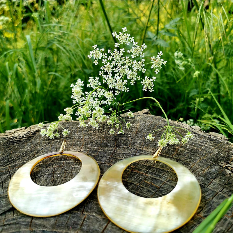 BOUCLES D’OREILLES CRÉOLE EN CORNE POLIE
OR