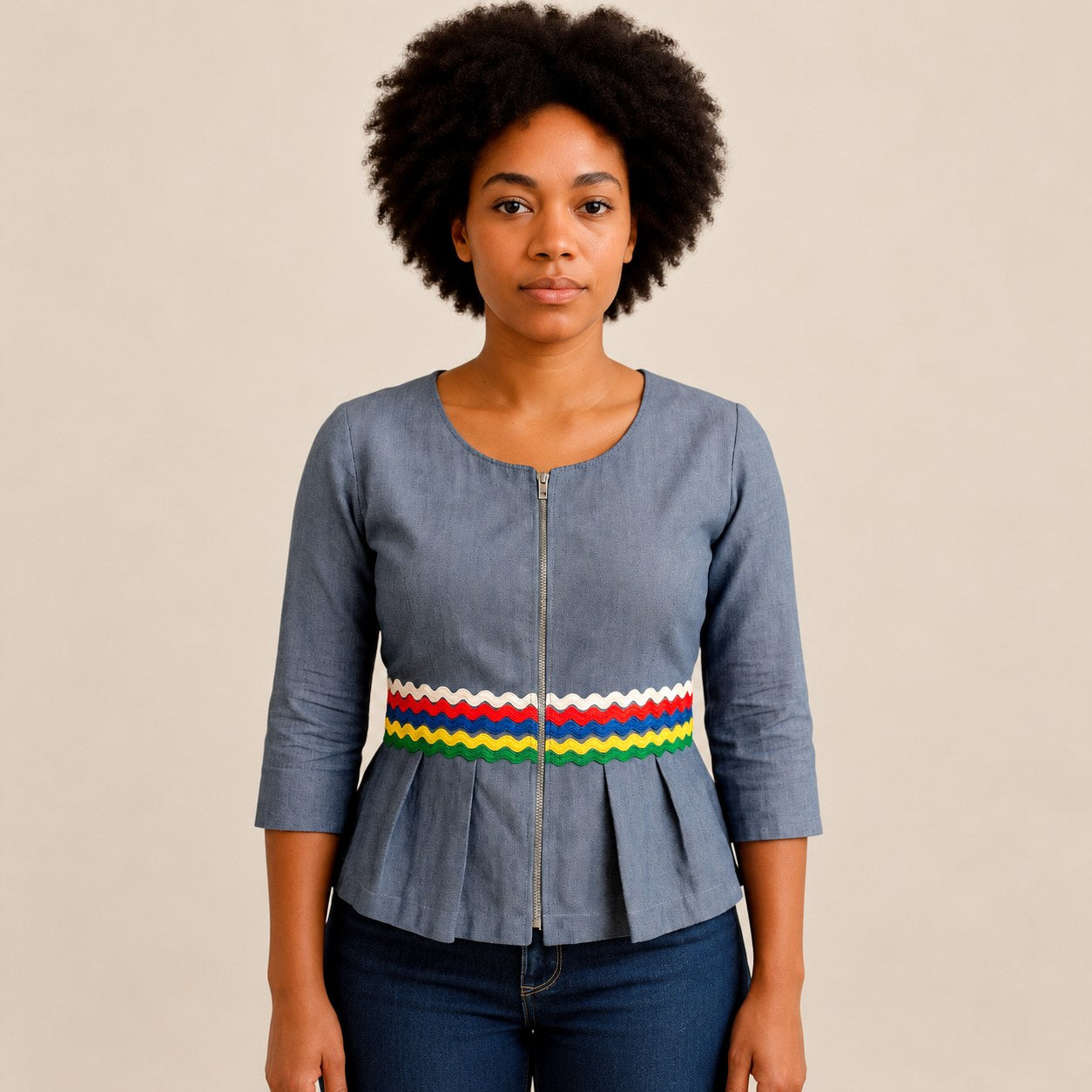 Blouse Karabela Yaya en coton gris-bleu et galon rikrak multicolore, Maison Kisqueya